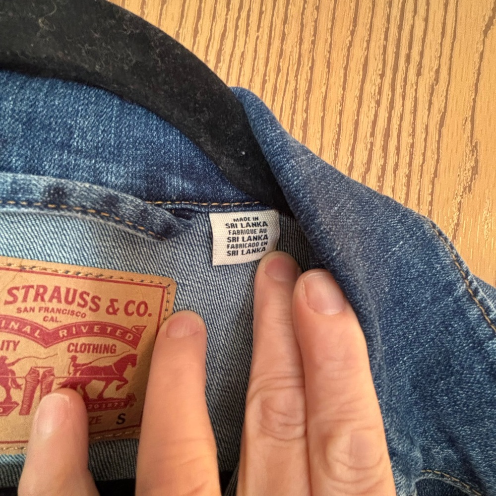 Levi's Women's Trucker Denim Jacket medium wash. - Picture 8 of 9